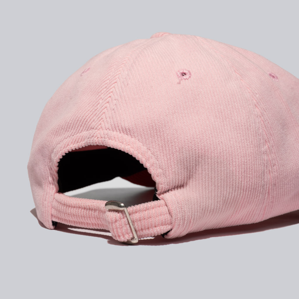 Gorra rojo sobre rosa