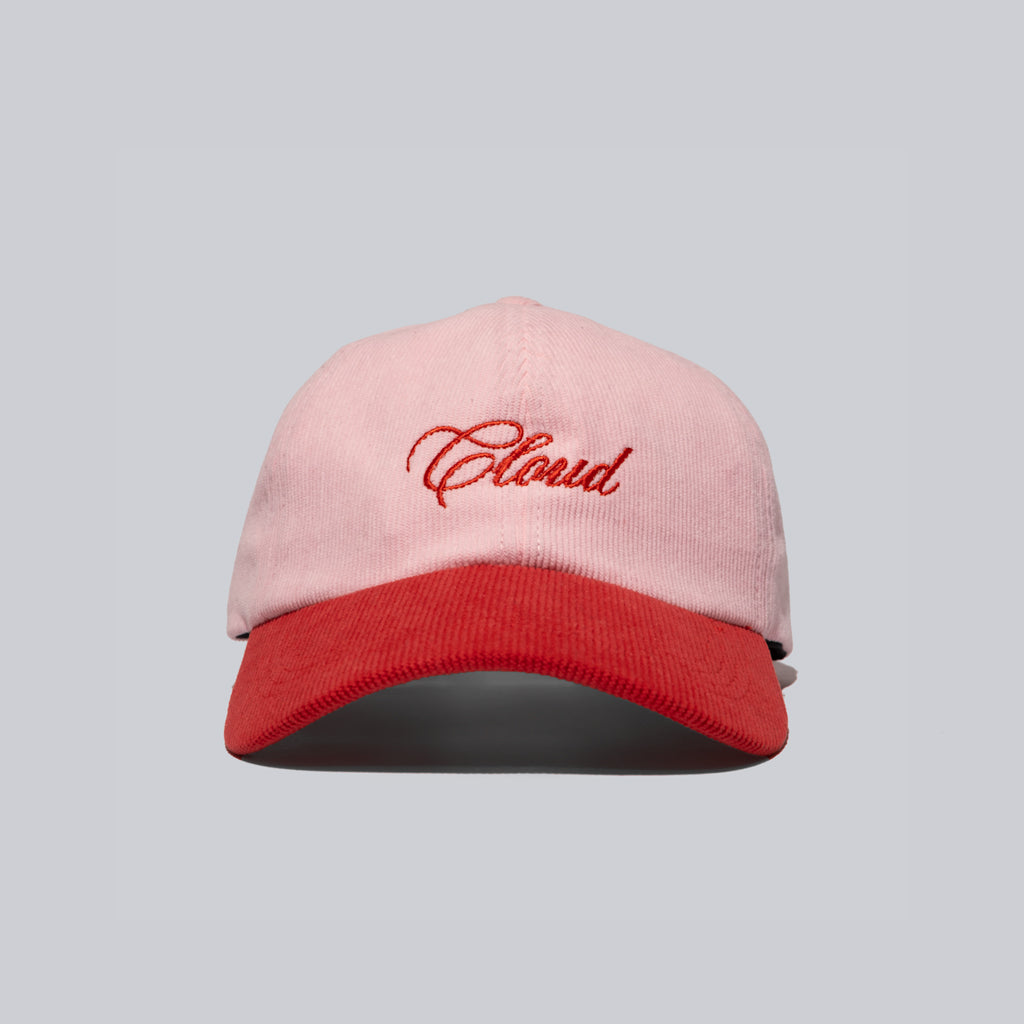 Gorra rojo sobre rosa