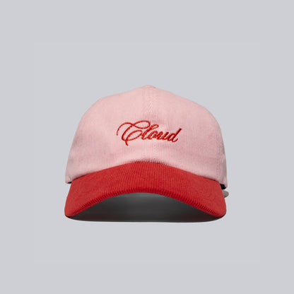 Gorra rojo sobre rosa