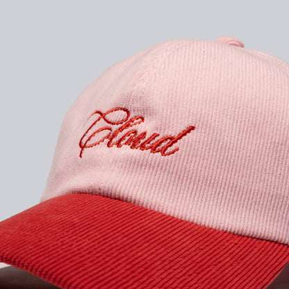 Gorra rojo sobre rosa