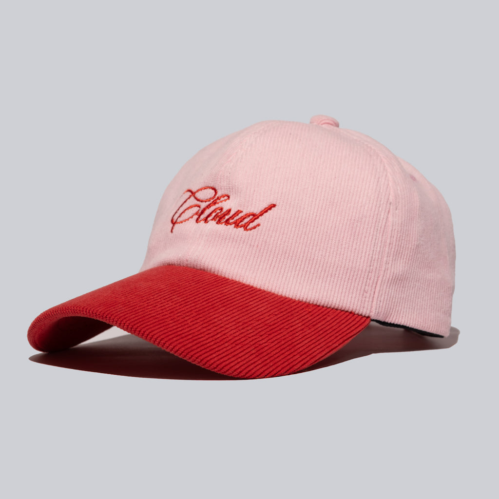 Gorra rojo sobre rosa